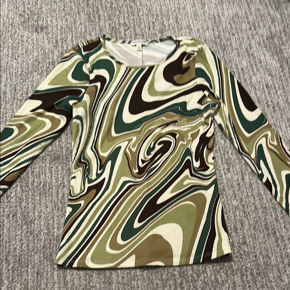 EARTHBOUND Green Fitted Graphic Long Sleeve Blouse